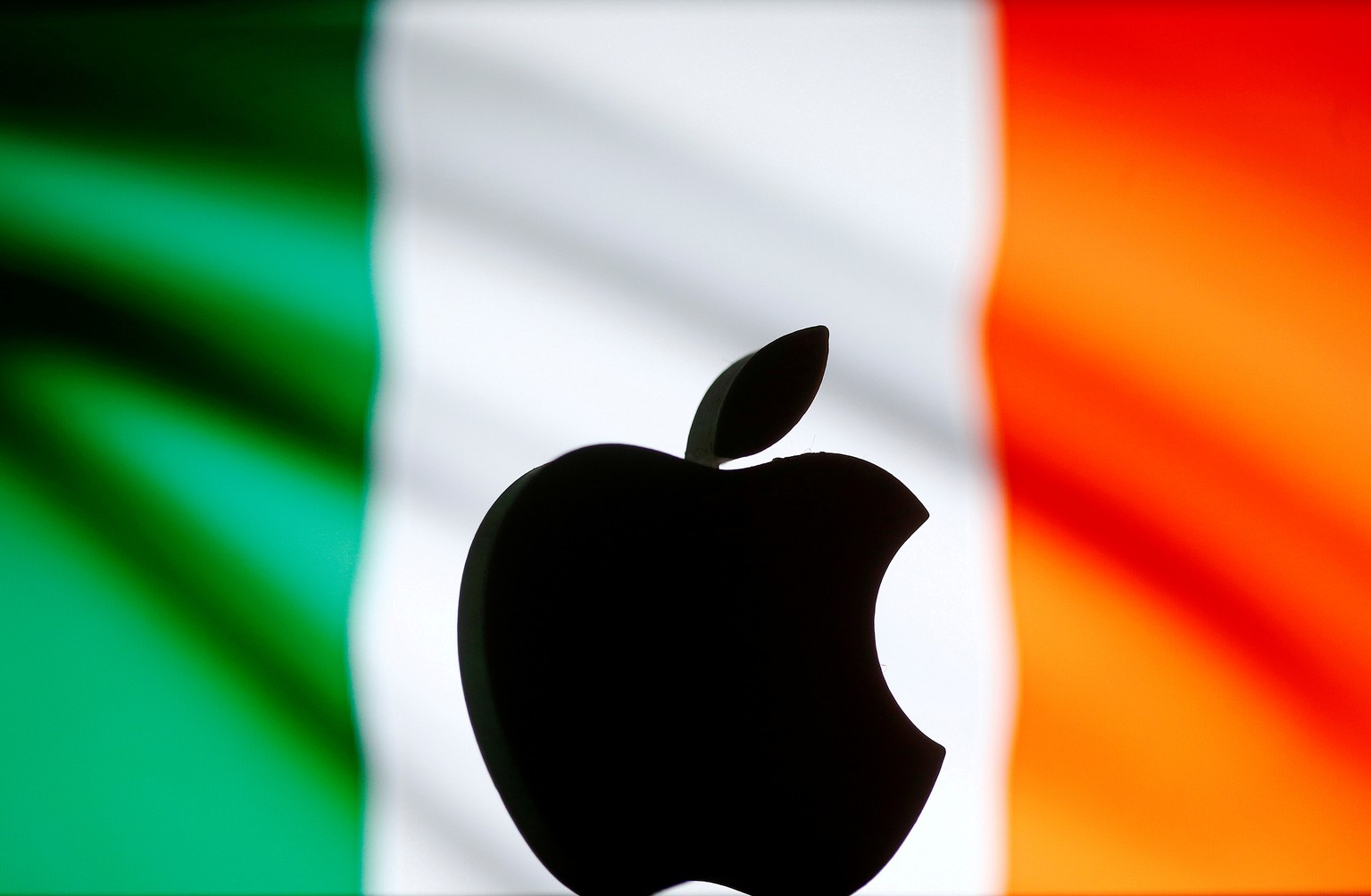 FILE PHOTO: A 3D printed Apple logo is seen in front of a displayed Irish flag in this illustration taken September 2, 2016. REUTERS/Dado Ruvic/Illustration/File Photo