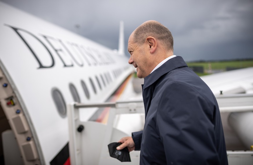 19.09.2022, Brandenburg, Schönefeld: Bundeskanzler Olaf Scholz (SPD), steigt am Flughafen Berlin-Brandenburg in ein Flugzeug der Luftwaffe, um nach New York zu fliegen. Scholz soll erstmals bei der Ge ...