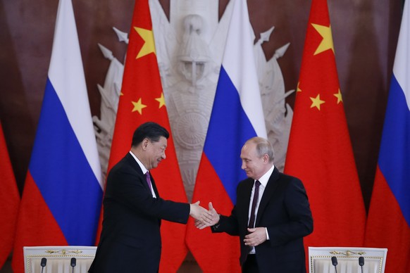 ARCHIV - 05.06.2019, Russland, Moskau: Xi Jinping (l), Pr�sident von China, und Wladimir Putin, Pr�sident von Russland, geben sich im Kreml nach einer Unterzeichnungszeremonie die Hand. Fast drei F�nf ...