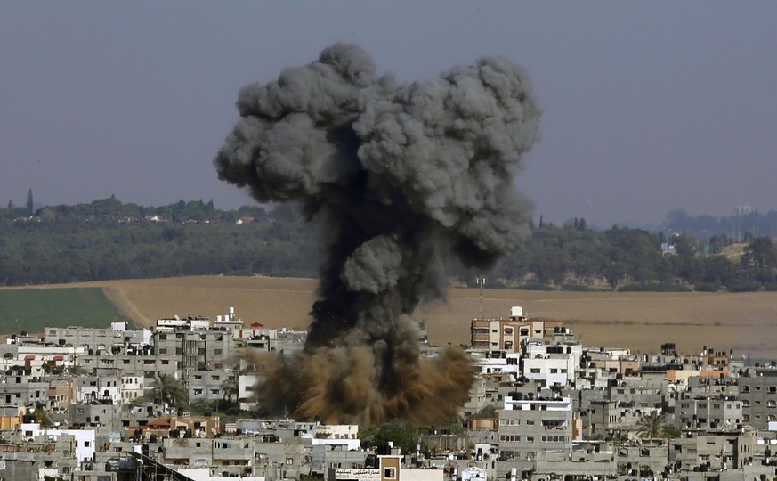 Nach einem israelischen Luftangriff steigt in Gaza-Stadt Rauch auf.