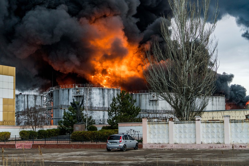 April 3, 2022, Odessa, Ukraine: Smoke rises from fuel storage on fire after a missile attack in Odessa. The industrial area not far from the port was hit. (Credit Image: Â© Vincenzo Circosta/ZUMA Pres ...