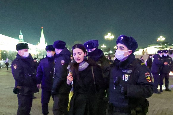 Polizisten nehmen eine Frau während einer Demonstration am 3. März in Moskau fest.