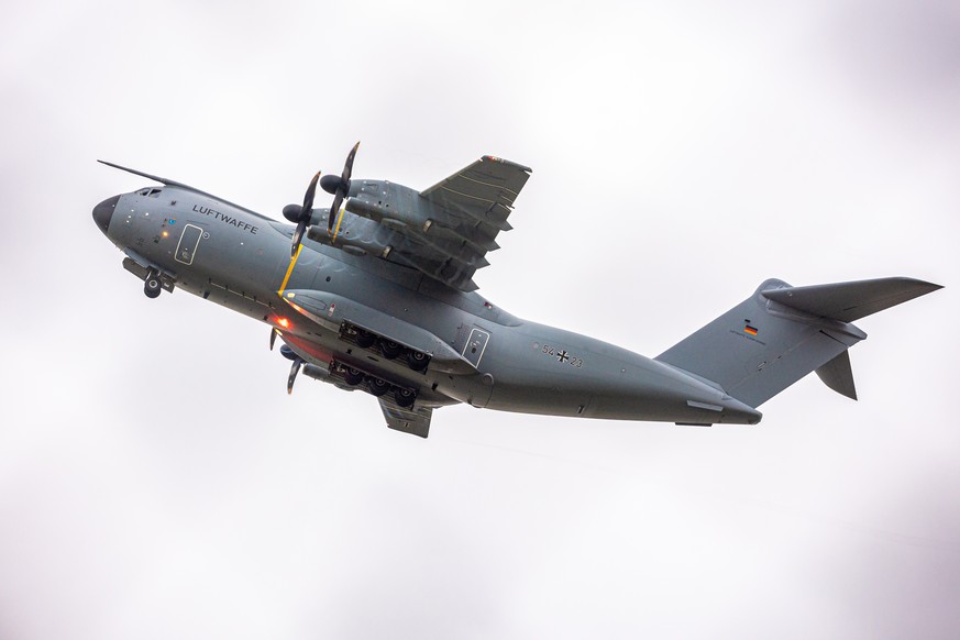 16.08.2021, Niedersachsen, Wunstorf: Ein Transportflugzeug vom Typ Airbus A400M der Luftwaffe startet am Morgen auf dem Fliegerhorst Wunstorf in der Region Hannover. Angesichts des rasanten Vormarschs ...