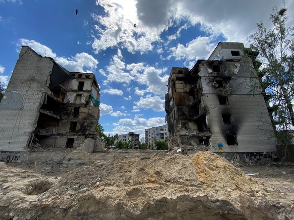 In dem Vorort der Hauptstadt Kiew sind zahlreiche Gebäude zerstört durch die russischen Angriffe. Die Stadt Borodjanka war tagelang belagert und wartet nach dem Abzug der russischen Truppen auf den Wi ...