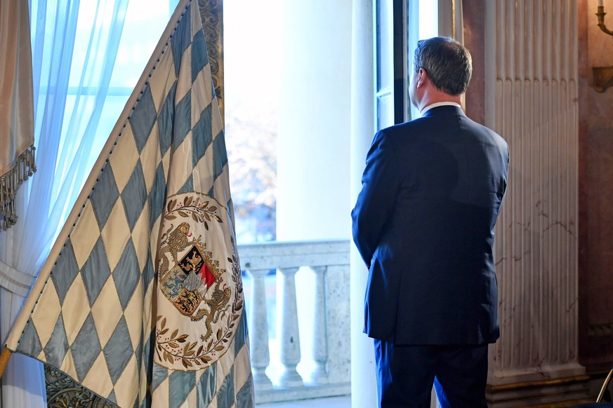 Markus SOEDER (Ministerpraesident Bayern) gibt sich staatsmaennisch neben bayerischer Flagge,Fahne blickt aus einem Fenster, Einzelbild,angeschnittenes Einzelmotiv,Halbfigur,halbe Figur. Kabinett Soed ...
