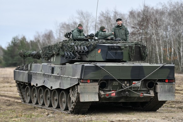 13.02.2023, Polen, Swietoszow: Soldaten bedienen einen Panzer des Typs �Leopard�. Die 10. Kavalleriebrigade bildet im Rahmen der milit�rischen Unterst�tzungsmission der Europ�ischen Union f�r die Ukra ...