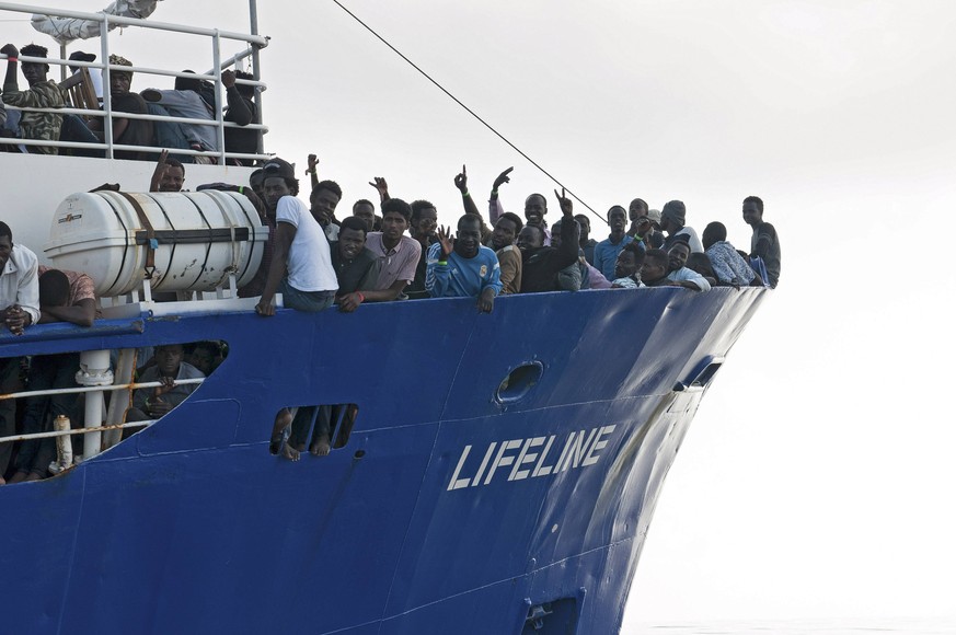 Fluechtlinge auf dem Rettungsschiff von Mission Lifeline am 21.06.18 im internationalen Gewaesser vor der libyschen Kueste. Die Crew des deutschen Rettungsschiffs Lifeline mit 234 Fluechtlingen an Bor ...