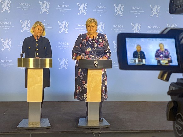 Justizministerin Monika Maeland (l.) und Premierministerin Erna Solberg bei einer Pressekonferenz in Oslo.