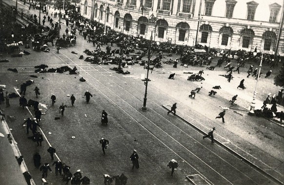 Truppen der provisorischen Regierung eröffnen während des Juli-Aufstands 1917 das Feuer auf Demonstrierende.