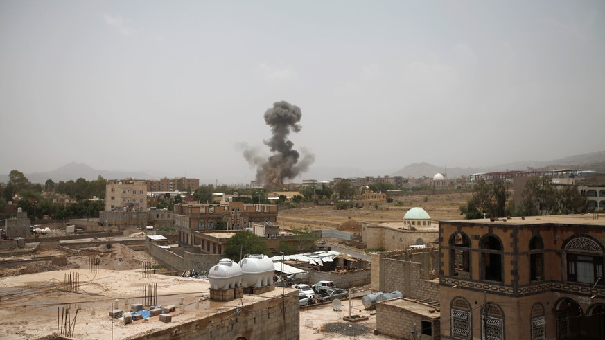 Smoke rises after an airstrike in Sanaa, Yemen August 9, 2018. REUTERS/Mohamed al-Sayaghi