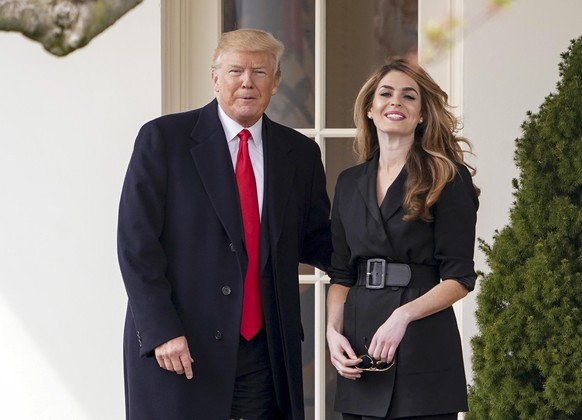 Donald Trump und Hope Hicks vor dem Weißen Haus. Die enge Beraterin des US-Präsidenten hat Covid-19 – Trump befindet sich nun in Quarantäne.