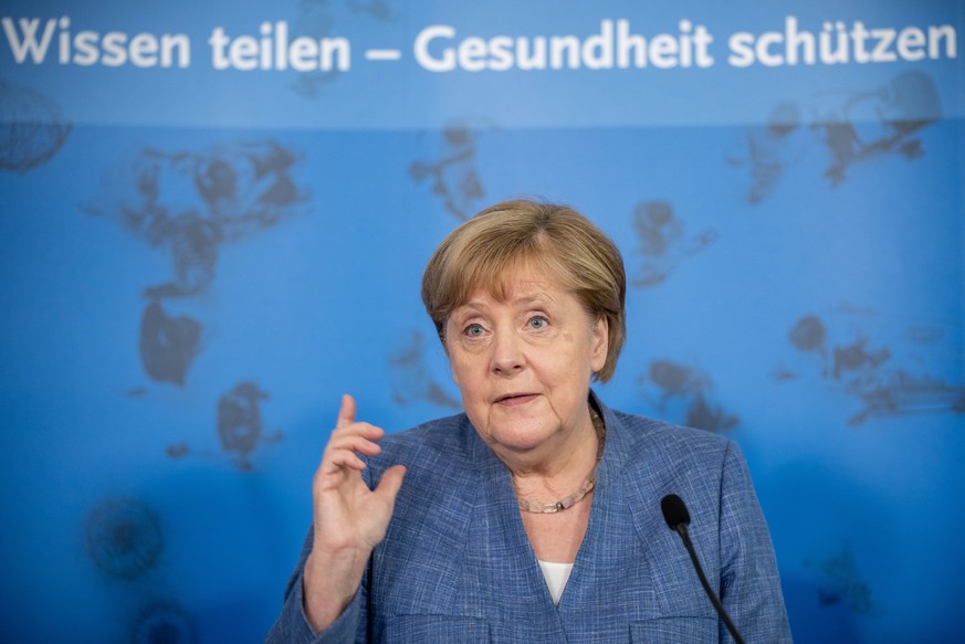 13.07.2021, Berlin: Bundeskanzlerin Angela Merkel (CDU) spricht mit erhobenem Zeigefinger bei einer Pressekonferenz nach ihrem Besuch im Robert Koch-Institut (RKI). Merkel besuchte auf Einladung von G ...