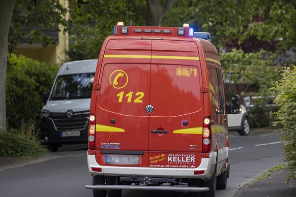 Veitshoechheim, Wohngebiet, 13.06.2022, Feuerwehreinsatz im Wohngebiet Bild: Ein Loeschfahrzeug bei einem Feuerwehreinsatz in einer Wohnsiedlung