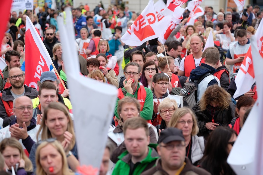 13.04.2018, Sachsen, Leipzig: Teilnehmer einer Demonstration der Dienstleistungsgewerkschaft Verdi versammeln sich mit Transparenten und Trillerpfeifen auf einer Kundgebung. Foto: Sebastian Willnow/dp ...