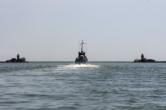 30.05.2022, Ukraine, Mariupol: Ein Boot der russischen Schwarzmeerflotte patrouilliert in einer Arie des Seehafens von Mariupol. Foto: Uncredited/AP/dpa +++ dpa-Bildfunk +++
