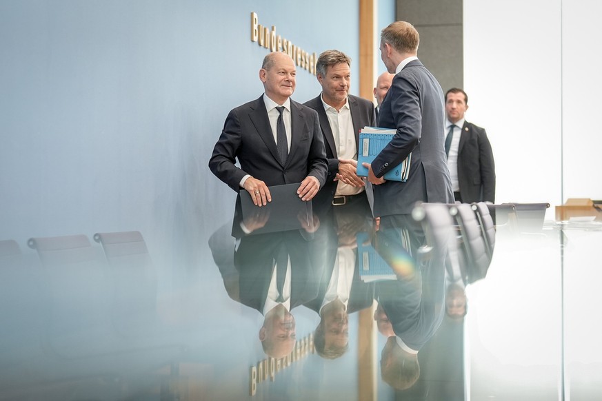 05.07.2024, Berlin: Bundeskanzler Olaf Scholz (SPD, l-r), Robert Habeck (Bündnis 90/Die Grünen), Bundesminister für Wirtschaft und Klimaschutz, und Christian Lindner (FDP), Bundesminister der Finanzen ...