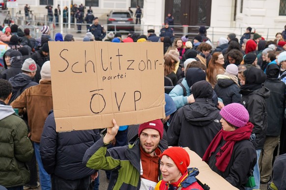 �sterreich Demonstration / Protestkundgebung gegen die Ernennung von Herbert Kickl zum Bundeskanzler, 06.01.2024 Ballhausplatz Wien, �sterreich *** Austria Demonstration Protest rally against the appo ...