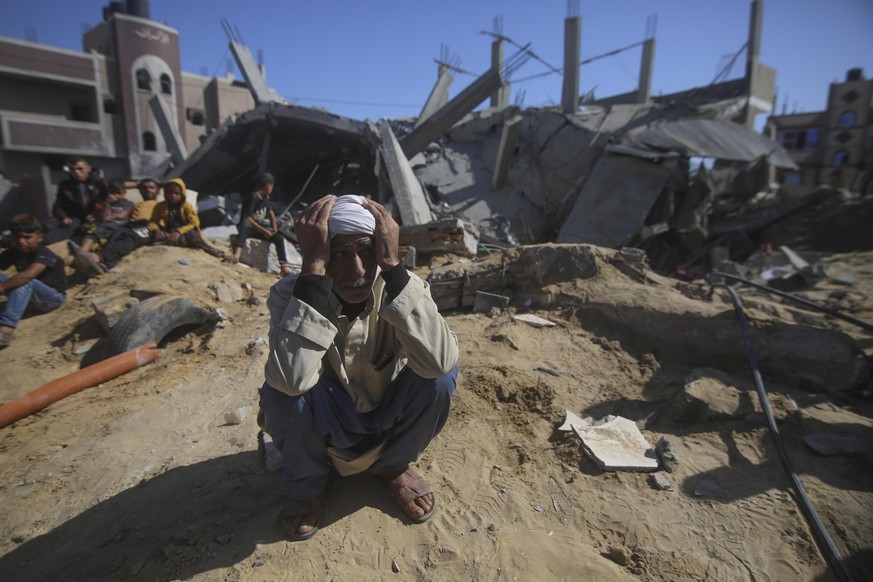 (210516) -- GAZA, May 16, 2021 (Xinhua) -- A Palestinian man reacts as he inspects the rubble of a house destroyed by Israeli airstrike in the southern Gaza Strip city of Rafah, May 16, 2021. (Photo b ...