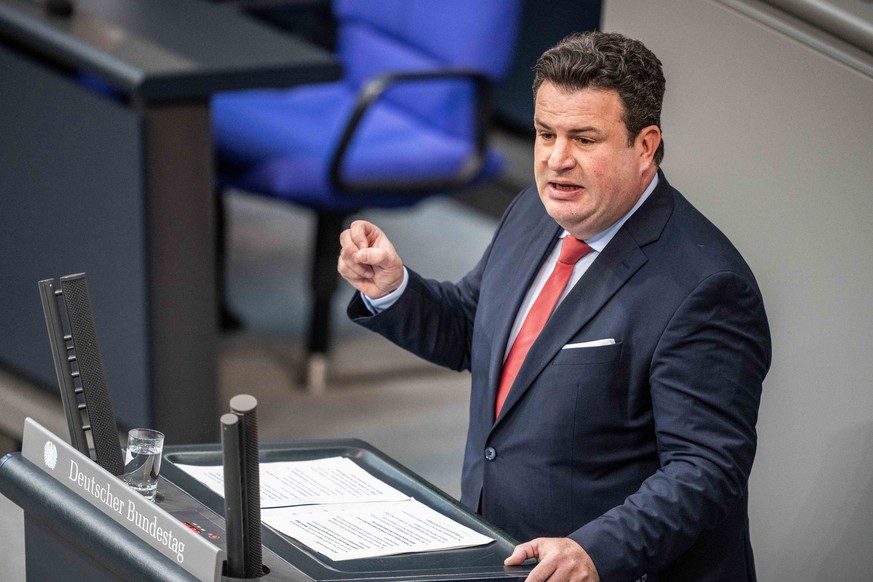 13.10.2022, Berlin: Hubertus Heil (SPD), Bundesminister für Arbeit und Soziales, spricht im Plenarsaal im Deutschen Bundestag. In der Sitzung soll unter anderem über das Bürgergeld-Gesetz beraten werd ...