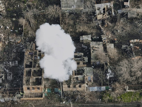 27.12.2022, Ukraine, Bachmut: Nach Angriffen steigen über den Außenbezirken der Stadt Bachmut Rauchschwaden in die Luft. Foto: Libkos/AP/dpa +++ dpa-Bildfunk +++