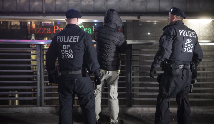 ARCHIV - 24.03.2023, Berlin: Ein Bundespolizist kontrolliert im Bahnhof Gesundbrunnen einen Mann. (zu dpa: &quot;Bundespolizeigesetz: Mit Kontrollquittungen gegen Racial Profiling&quot;) Foto: Paul Zi ...