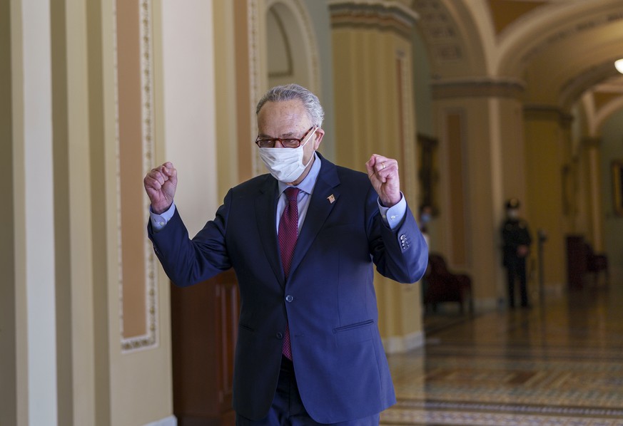 Der demokratische Mehrheitsführer im Senat Chuck Schumer mit Triumph-Geste, nachdem der Senat knapp für das Corona-Hilfspaket Bidens gestimmt hat. 