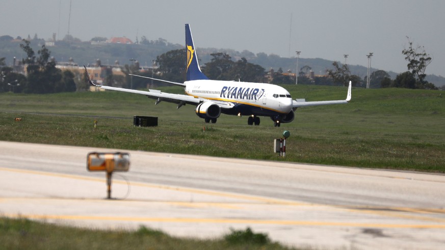 REFILE - CORRECTING CAPTION DESCRIPTION A Ryanair Boeing 737-800 plane lands at Lisbon&#039;s airport, Portugal April 24, 2018. REUTERS/Rafael Marchante