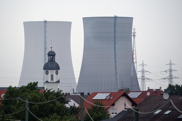 Beide Kuehltuerme, kurz vor der Sprengung.

Am heutigen fruehen Donnerstag wurden im Kernkraftwerk Philippsburg beide Kuelhtuerme gesprengt. Im Vordergrund die katholische Kirche St. Maria.

GES/ Abbr ...