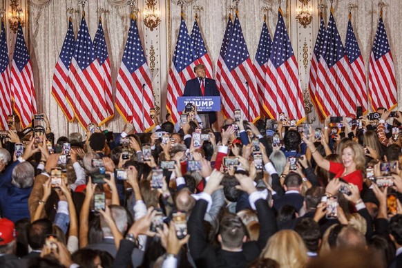 News Bilder des Tages News: Donald Trump Event at Mar-a-Lago Nov 15, 2022 Palm Beach, FL, USA The 45th President Donald J. Trump speaks at his media event in the ballroom at Mar-a-Lago Palm Beach FL U ...