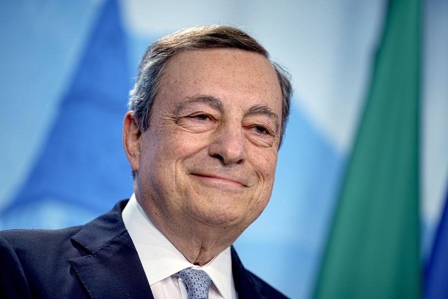 Mario Draghi, Premierminister von Italien, spricht bei der Pressekonferenz zum Schluss des dreitägigen G7-Gipfel. Zum Abschluss des Gipfels wird es um die neue Weltordnung nach dem russischen Angriff  ...