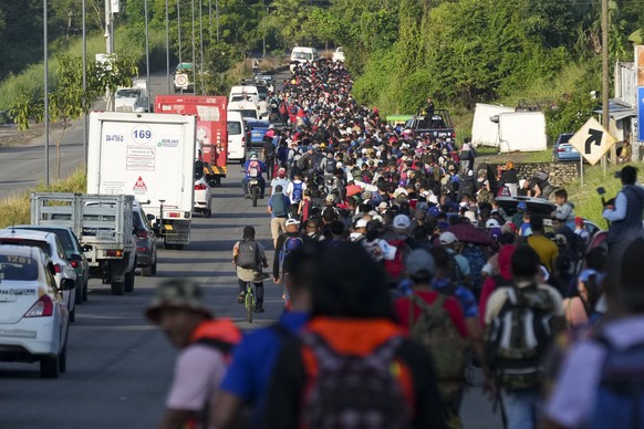 05.11.2024, Mexiko, Tapachula: Migranten gehen entlang der Huixtla-Autobahn, nachdem sie Tapachula im Süden Mexikos verlassen haben, in der Hoffnung, die Nordgrenze des Landes und schließlich die Vere ...