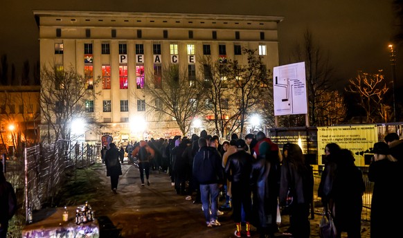 News Bilder des Tages Berghain, Menschenschlange wartende Clubbesucher Berghain mit PEACE Fassade , Menschenscllange wartende Clubbesucher, nach Corona *** Berghain, queue of people waiting club visit ...