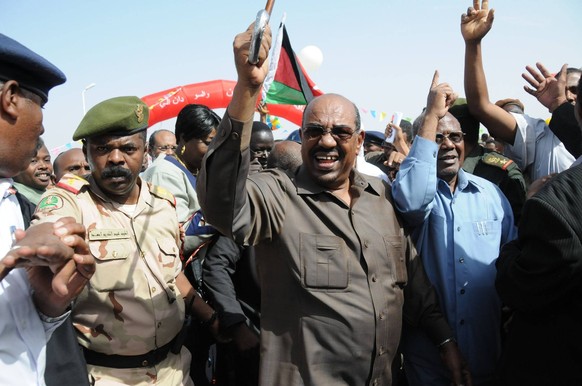 Präsident Omar al-Baschir (Mitte, Sudan) eröffnet 2009 inmitten seiner Anhängerschaft eine Brücke in Al-Jazerra.