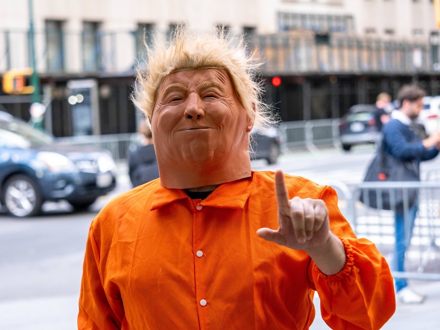 May 30, 2024, New York, New York, USA: A Trump impersonator stands by the court buildings in an orange jumpsuit short after the guilty verdict of Donald Trump was announced. New York USA - ZUMAc266 20 ...