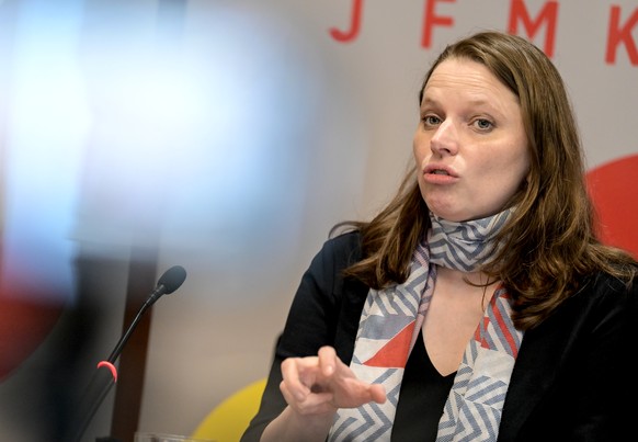 13.05.2022, Berlin: Melanie Leonhard (SPD), Hamburger Familiensenatorin spricht bei einer Pressekonferenz zu Ergebnissen der Jugend- und Familienministerkonferenz der L�nder (JFMK). Foto: Britta Peder ...