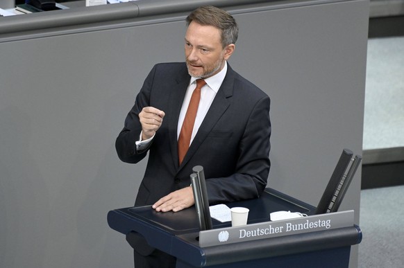 Christian Lindner in der Sondersitzung des Deutschen Bundestages anl�sslich des Krieges in der Ukraine mit der Abgabe einer Regierungserkl�rung durch den Bundeskanzler zur aktuellen Lage im Reichstags ...