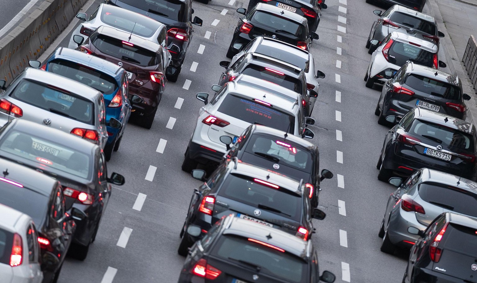 Autos stehen in der Innenstadt im Stau.