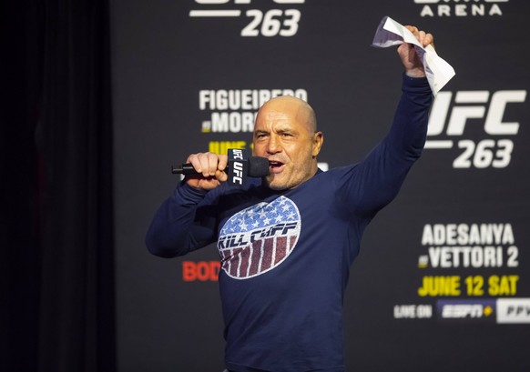 MMA: UFC 263-Weigh Ins, Jun 11, 2021 Glendale, Arizona, USA UFC announcer Joe Rogan during weigh ins for UFC 263 at Gila River Arena. Mandatory Credit: Mark J. Rebilas-USA TODAY Sports, 11.06.2021 16: ...