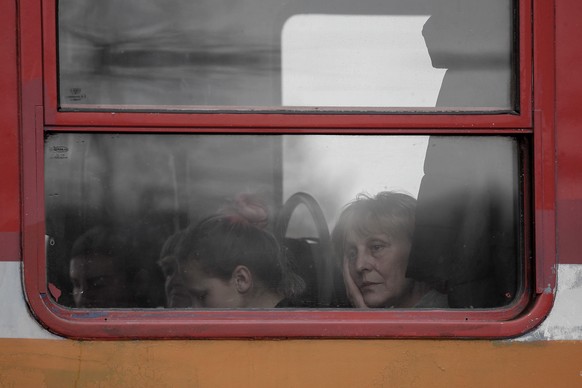 Ukraine-Konflikt, Flüchtlinge in Medyka, Polen Ukrainian refugees who have entered Poland in Medyca set off on trains at the railway station to reach other cities in Poland. They flee their homes in t ...