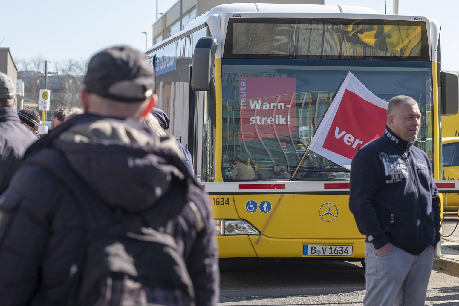 Streikende Mitarbeiter der Berliner Verkehrsbetriebe (BVG) am Betriebshof in Berlin-Lichtenberg. Die Gewerkschaft Verdi hatte zu einem ganzt