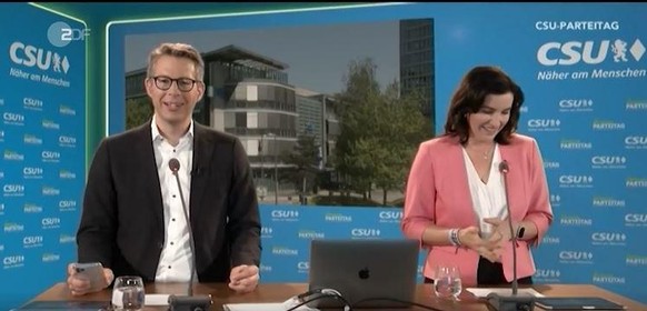 Die Kulisse des CSU-Parteitags und die Moderatoren: CSU-Generalsekretär Markus Blume und Staatsministerin Dorothee Bär.