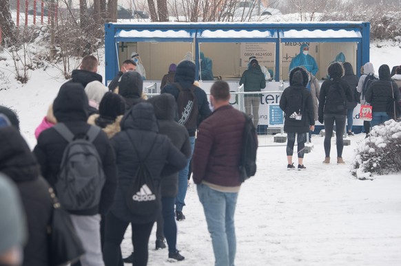 18.01.2021, Sachsen, G�rlitz: Mitarbeiter des Modl Medical-Testcenter stehen im Rahmen von Corona-Schnelltests f�r Birkenstock-Mitarbeiter in einem Container auf dem Firmengel�nde. Seit dem 18. Januar ...