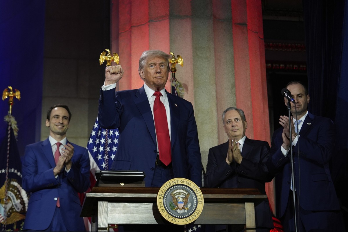 23.07.2025, USA, Washington: US-Präsident Donald Trump gestikuliert nach der Unterzeichnung von Dekreten, nachdem er während eines KI-Gipfels im Andrew W. Mellon Auditorium gesprochen hat. Foto: Julia ...