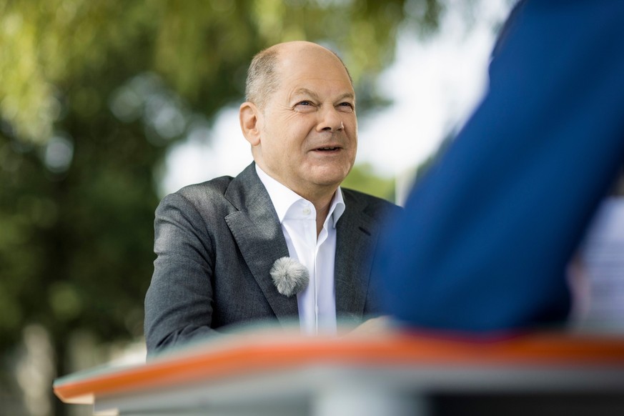 HANDOUT - 13.08.2023, Brandenburg, Potsdam: Bundeskanzler Olaf Scholz (SPD) im