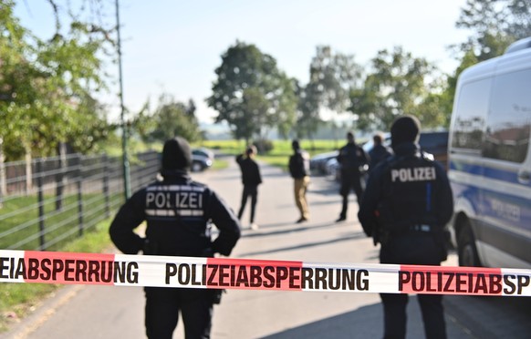 27.09.2023, Baden-W�rttemberg, Hesselbronn: Einsatzkr�fte der Polizei stehen hinter einer Polizeiabsperrung. Bundesinnenministerin Faeser (SPD) hat eine weitere rechtsextremistische Vereinigung verbot ...