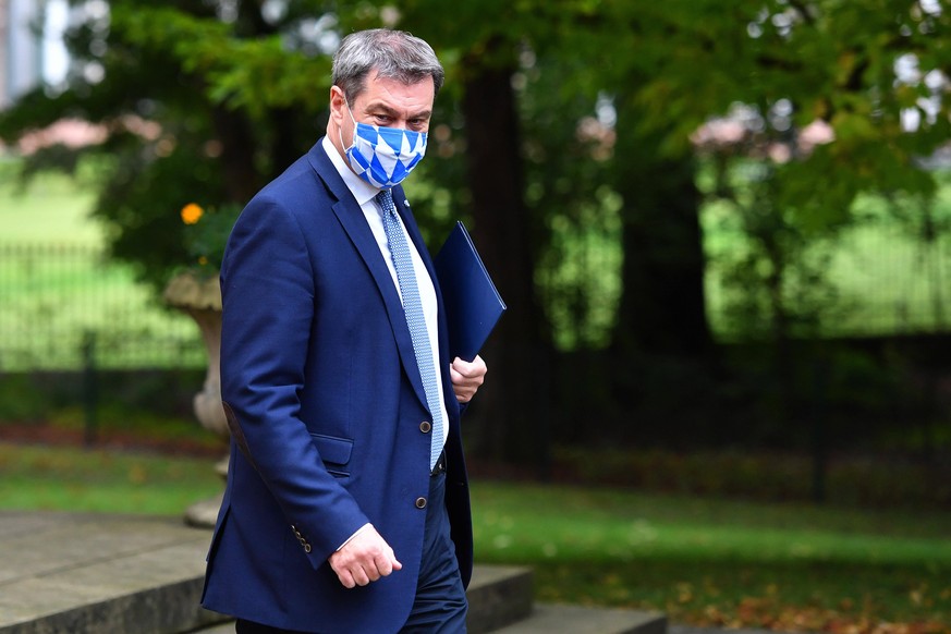 Markus SOEDER Ministerpraesident Bayern und CSU Vorsitzender verlaesst mit Mundschutz,Maske das Prinz Carl Palais, Einzelbild,angeschnittenes Einzelmotiv,Halbfigur,halbe Figur. Pressekonferenz der Bay ...