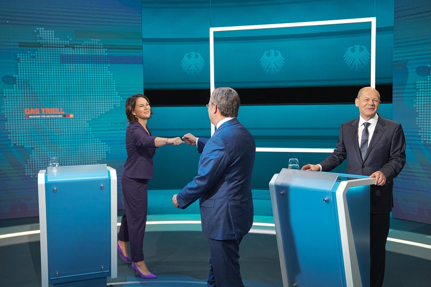 29.08.2021, Berlin: Die Kanzlerkandidaten Armin Laschet (M CDU), Annalena Baerbock (l, B