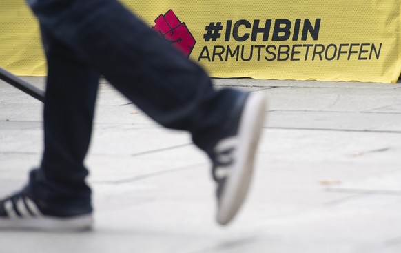 ARCHIV - 15.10.2022, Berlin: #ichbinarmutsbetroffen steht bei der Kundgebung der Initiative am Bundeskanzleramt auf einem Transparent. #IchBinArmutsbetroffen ist ein Hashtag, der seit Mai 2022 im sozi ...