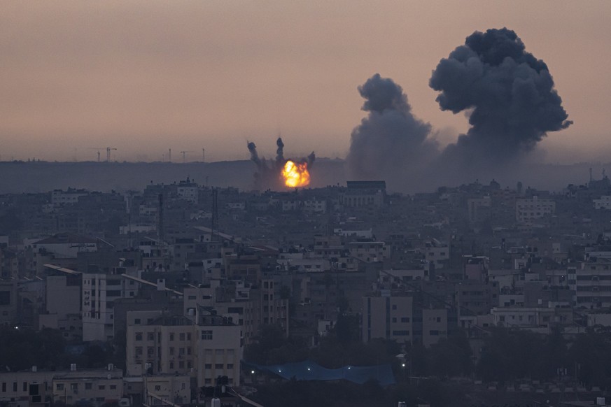 09.10.2023, Palästinensische Gebiete, Rafah: Rauch steigt nach einem israelischen Luftangriff aus einem Gebäude auf. Israel hat als Reaktion auf den massiven Angriff durch die Hamas Luftangriffe im Ga ...