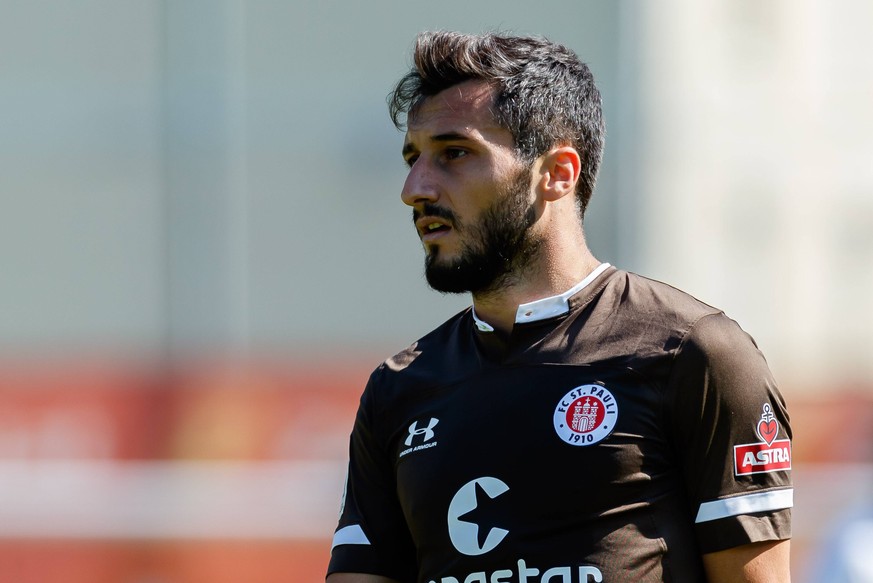 Hippach, Oesterreich, 10.07.2019, Freundschaftsspiel, FC St. Pauli - WSG Wattens, Cenk Sahin (STP) schaut ( Hippach Lindenstadion Tirol Austria eu-images-01048-186084 *** Hippach, Austria, 10 07 2019, ...